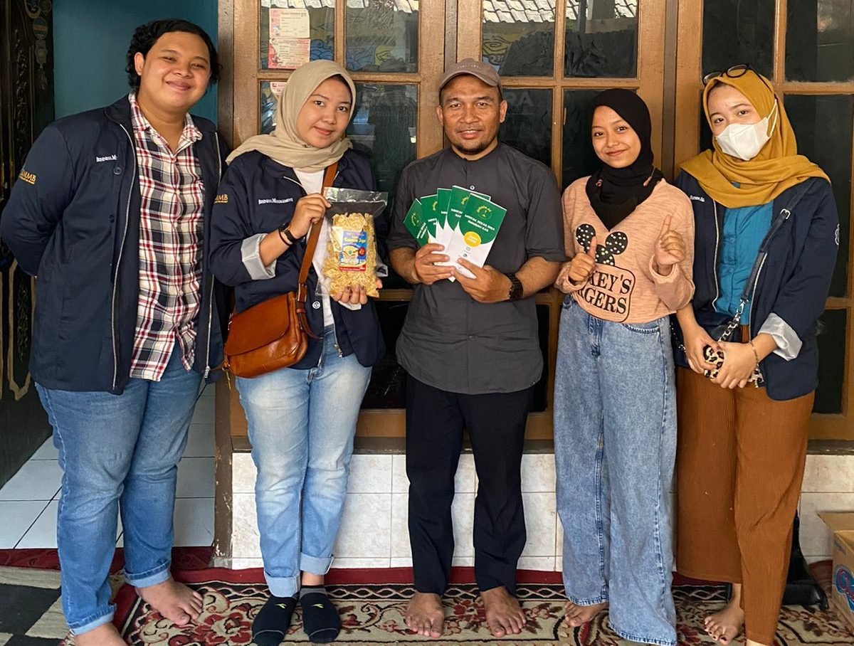 Tim Kkn Manajemen Bisnis Its Bantu Kelola Branding Kampung Tempe