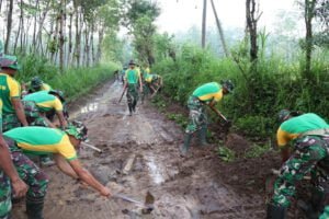 Yonif Raider 514 Kostrad Melaksanakan Karya Bhakti Bersama Masyarakat