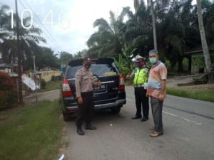 Polisi Pasang Stiker, Ayo Pakai Masker