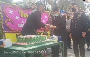 Rayakan HUT TNI Ke-75 Kodim Karawang Potong Kue dan Baksos