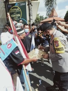 Berjalan Kaki Jepara-Bali Duta Narkotika GANN Agus Suwarno di sambut oleh Kapolresta Banyuwangi.