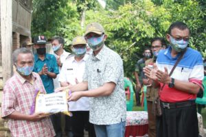 Pjs Bupati OKU Meninjau dan Memberikan Bantuan Warga yang Terkena Musibah Angin Puting Beliung di Desa Pusar