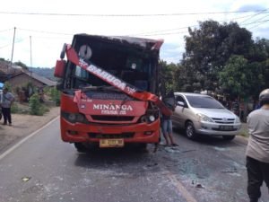 Terjadi Lakalantas Bus Minanga Tujuan Jakarta Diruas Jalan Lintas Tengah Sumatra Kabupaten Way Kanan