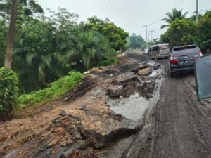 Sejumlah Pengguna Jalan Kecewa dengan Rusak Parahnya Jalan Lintas Kelayang