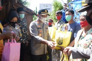 Baksos Operasi Zebra Semeru 2020, Kapolres Situbondo Bantu Warga Terdampak Bencana
