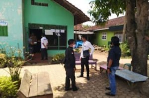 Bawaslu Lampung Timur Mendatangi Rumah Oknum Kepala Desa dan Seketaris Desa Mengadung Sari