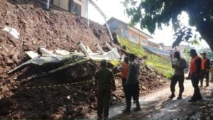 Forkompimcam Dayeuhluhur Dikerahkan untuk Membrsihkan Material Longsor di Desa Kutaagung