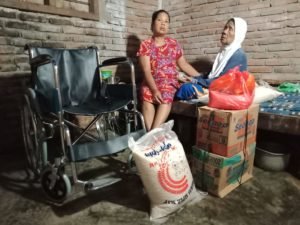 Dinsos Kabupaten Tanggamus Kunjungi dan Bantu Nenek Tarwiah