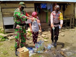 TNI-Polri Musnahkan Miras di Desa Tikong, Bentuk Suasana Aman Menjelang Pilkada