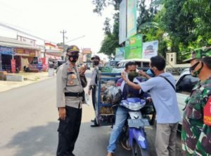 Polsek Tersono Gandeng Komunitas Kijang Bagikan 750 Masker Gratis
