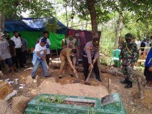Turuti Permintaan Pihak Keluarga,Tim Inafis Polda Lampung Bongkar Makam Yang Diduga Dibunuh
