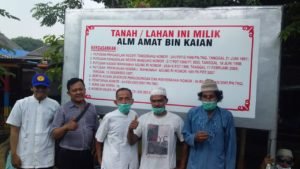 Ahli Waris Memasang Papan Bertulis Tanah/Lahan Milik Alm. Amat Bin Kaian