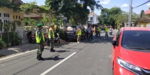 Babinsa Desa Prajekan Lor Bondowoso Tergabung Dalam Operasi Penyekatan Pendisiplinan Penggunaan Masker
