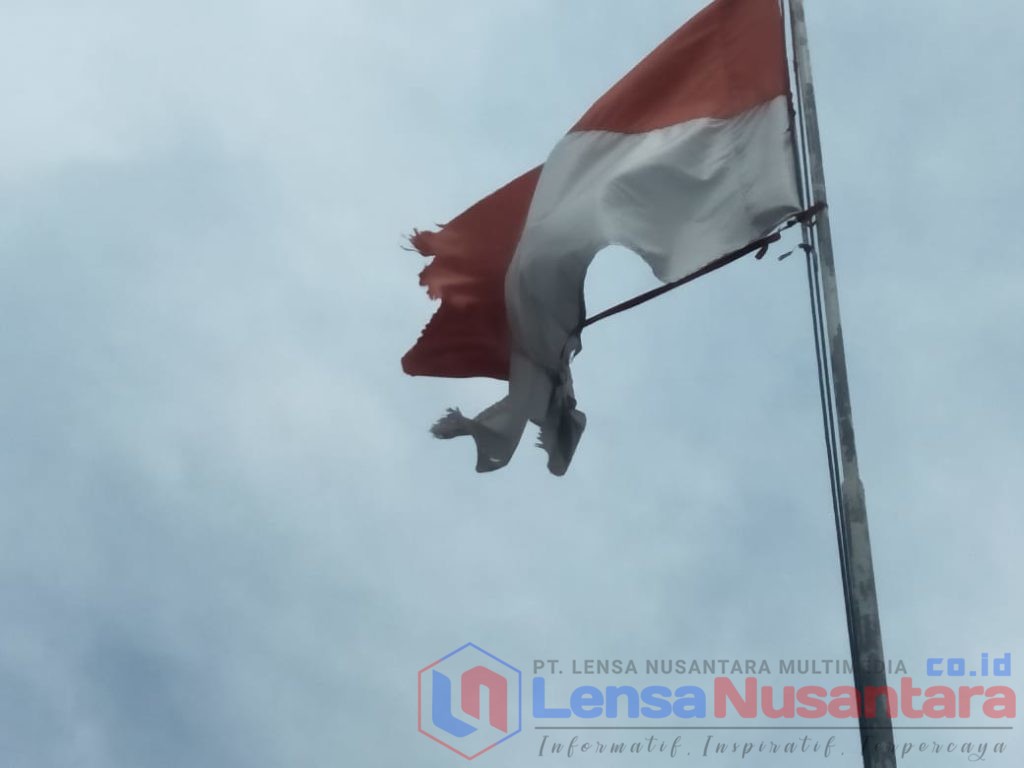 Miris ! ! !Bendera Tidak Layak Pakai Berkibar Di Halaman Depan SMAN 1 Pemanukan Subang