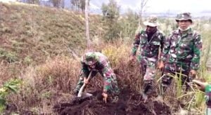 Rayon 2 Kodim 0822 Bondowoso Melaksanakan Gali Lubang Di Bukit Suket Desa Sempol