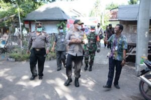 Kapolres Beri Bantuan Sembako dan Obat Lian Hua di Kampung Tangguh Semeru Tanjung Glugur Guna Percepatan Situbondo Menuju Zona Hijau