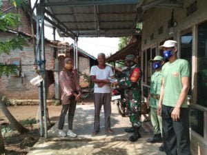 Babinsa Ramil 427-03/BLU Sub Negeri Agung Melaksanakan Pengawasan dan Pendampingan Penyaluran Dana BLT-DD di Kampung Gedong Jaya