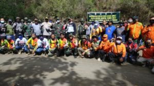 Dandim 0822 dan Kapolres Bondowoso Pimpin Rehabilitasi Hutan dan Lahan di Lereng Gunung Suket Sempol Ijen
