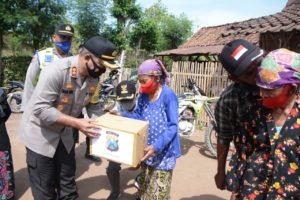 Saat Patroli Cek TPS,Kapolres Situbondo Berikan Bantuan Sembako kepada Warga Tidak Mampu di Desa Curahtatal