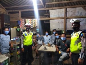 Patroli Adaptasi Kebiasa Baru (AKB) Bagikan 10 Buah Masker, Menyasar ke Warung-warung Kopi