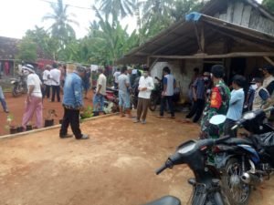 Babinsa Koramil 427-05/Banjit, Serda Sukarsa bersama  Aparatur Himbau Masyarakat Disaat Beraktifitas di Luar Rumah