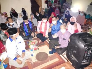 Masyarakat Nanti CABUP Kuantan Singingi dengan Semangat Walaupun Hujan Lebat