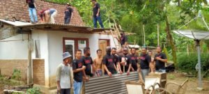 Giat Sosial Mobrig 37 Perbaiki Rumah Warga Pecalongan yang Diterjang Angin Puting Beliung