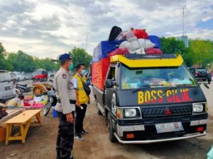 Satpolair Polres Situbondo Siaga di Pelabuhan Jangkar dan Ingatkan Penumpang Kapal Fery Patuhi Protokol Kesehatan
