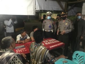 Semangat Personil Polres Tapsel Dalam Memberikan Sosialisasi AKB Kepada Masyarakat Hingga Larut Malam