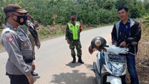 Anggota Koramil 427-06/Baradatu Melaksanakan Operasi Yustisi bersama Tim Gugus Tugas di Kecamatan Gunung Labuhan