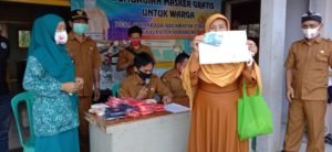 Desa Sirnarasa Sukabumi Salurkan BLT DD Tahap IV dan Bagikan Masker Gratis