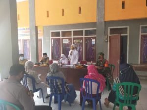 Babinsa Koramil 0822/14 Hadiri Acara Persalinan (P4K) dI Kantor Desa Prajekan Lor