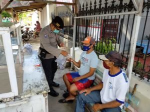 Bhabinkamtibmas inovatif Desa Tegalampel, Mendapatkan Penghargaan dari Kapolres Bondowoso