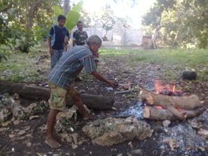 Petani Pandai Besi Desa Loko Tali Merasa Puas dengan Hasil Karyanya
