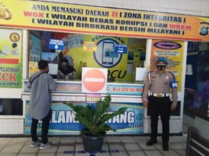 Propam Polres Kampar Lakukan Pengawasan Penerapan Protkes Pada Kawasan Layanan Publik