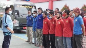 Pegawai Lapas dan Warga Binaan Gandeng Warga Gotong Royong Bersihkan Jalan