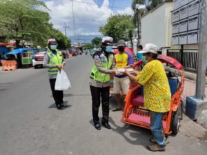 Satlantas Polres Bondowoso Ajak Masyarakat Ibadah Shalat Jumat Serta Bagikan Nasi Kotak dan Masker Gratis