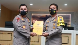 Kapolda Jatim Irjen Pol Dr. Nico Afinta, S.I.K., S.H., M.H. Terima Laporan Kesatuan Dari Irjen Pol Dr. Mohammad Fadil Imran, M.Si