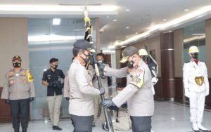 Kapolda Jatim Irjen Pol Dr. Nico Afinta, Terima estafet Bendera Pataka Polda Jatim Dari Irjen Pol M. Fadil Imran