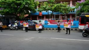 Jajaran Polres Oku  Melakukan Kegiatan Sosial Penyemprotan Desinfektan dan Pembagian Masker