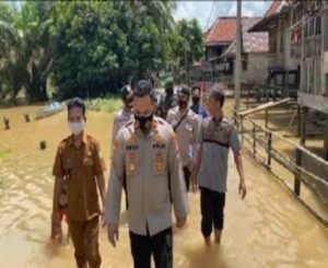 Kapolsek Keluang Bagikan Sembako Kepada Warga Terdampak Banjir
