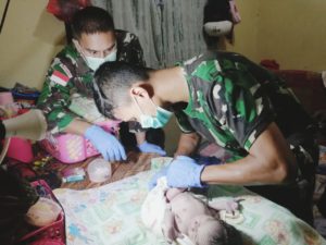Bantu Proses Persalinan Darurat di Papua, Satgas Yonif Mekanis Raider 413/Divif 2 Kostrad Sematkan Nama Bremoro untuk Sang Bayi Tampan