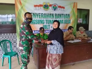 Koramil 0822/07 Maesan Lakukan Pengawasan Dalam Penyerahan Bantuan BLT