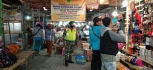 Peran Aktif Koramil 0822/14 Dalam Menegakkan Protokol Kesehatan di Pasar Induk Kecamatan Prajekan