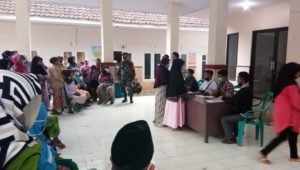 Babinsa Patemon Anggota Koramil 0822/13 Melaksanakan Pendampingan Penyaluran BST Tahap IX