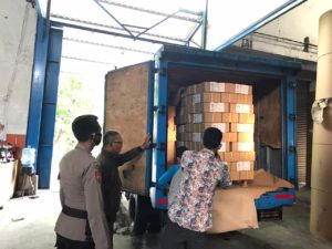 Polres Situbondo Kawal Distribusi Logistik Surat Suara dari Jember menuju Gudang KPU