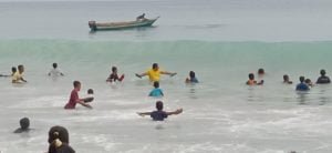 Berkunjung di Pantai Wisata Pasir Anjing, Calon Bupati Aliong Mus Rileks Ditengah Ombak