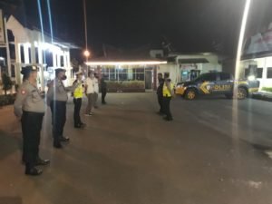 Personil Polres Tapsel Melaksanakan Sosialisasi AKB dan Membagikan Masker