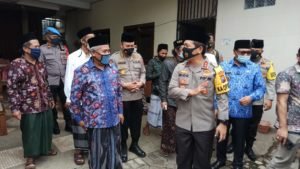 Kunjungi Ponpes Tangguh, Kapolda Jatim Mencuci Tangan Sebagai Protokol Kesehatan