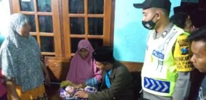 Bayi Malang Ini Ditemukan Warga Desa Bangkes Pamekasan di Dalam Kardus